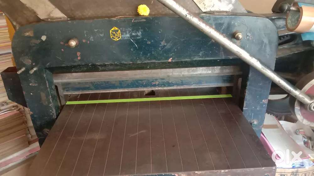 Paper cutting machine