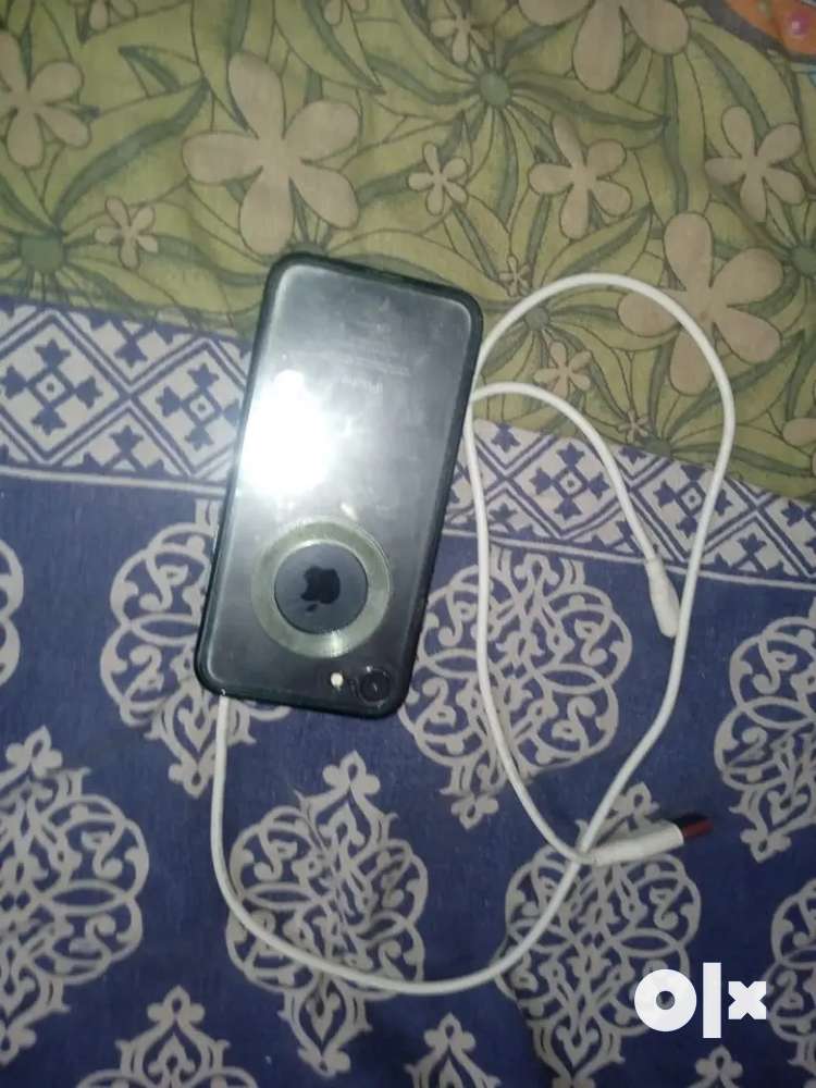 iPhone 7 32GB good condition with original charger urgent sell