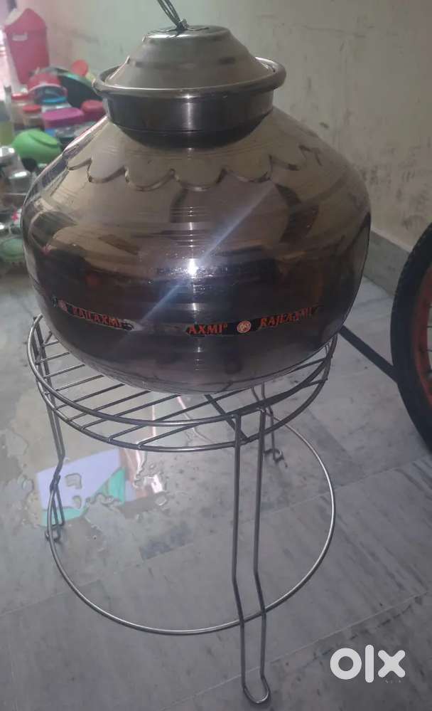 स्टील का घड़ा और स्टैंड एक दम नया