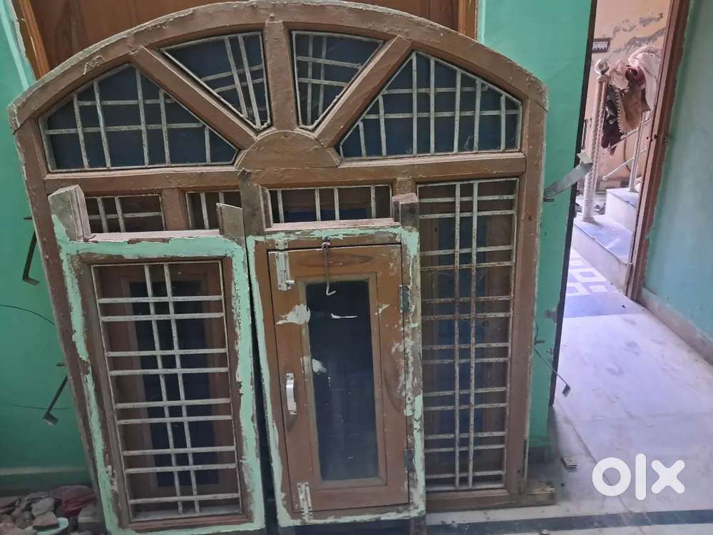 Sale of window & wooden gate