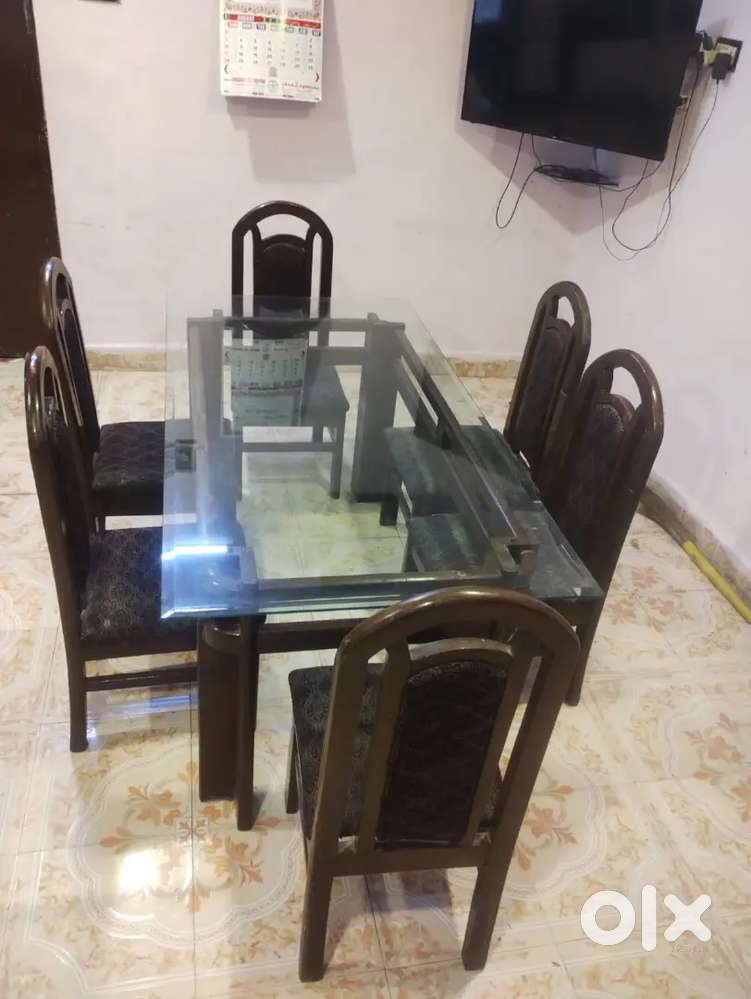 Table with 6 chairs
