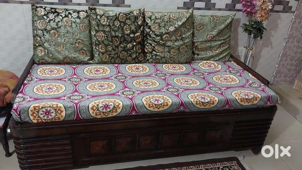 Dewan bed box with cusion back