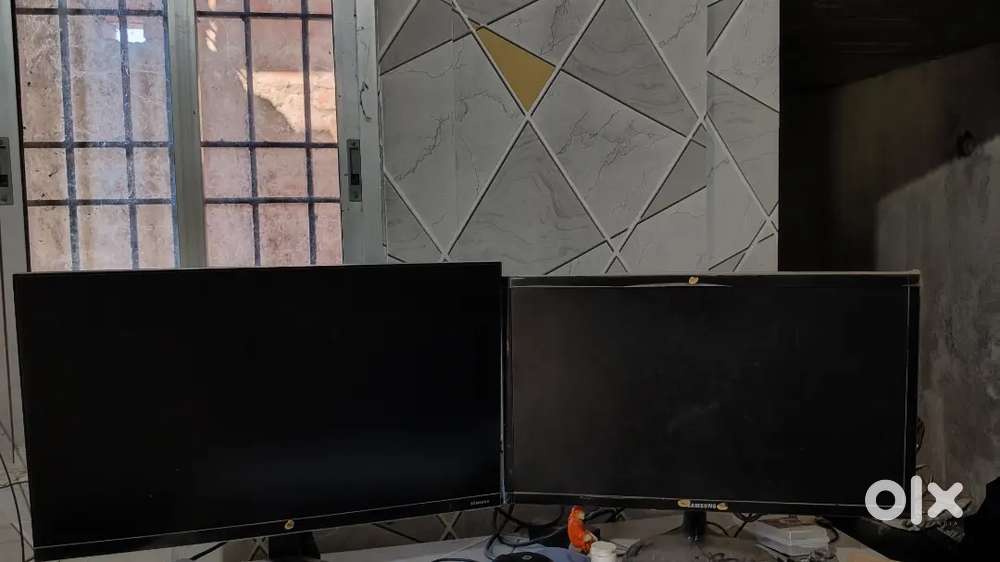 2 Samsang monitor 24 inch and 21 inch