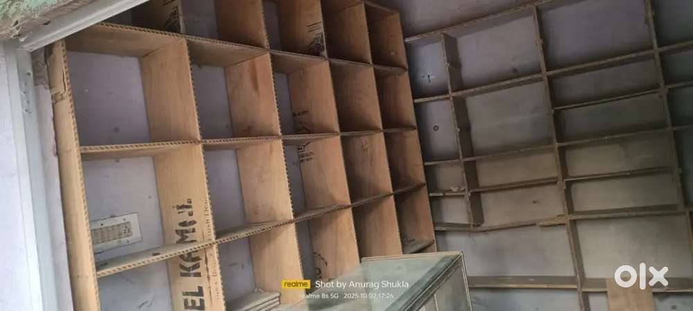 Sheshe ka cosmetic dukan ka counter aur furniture