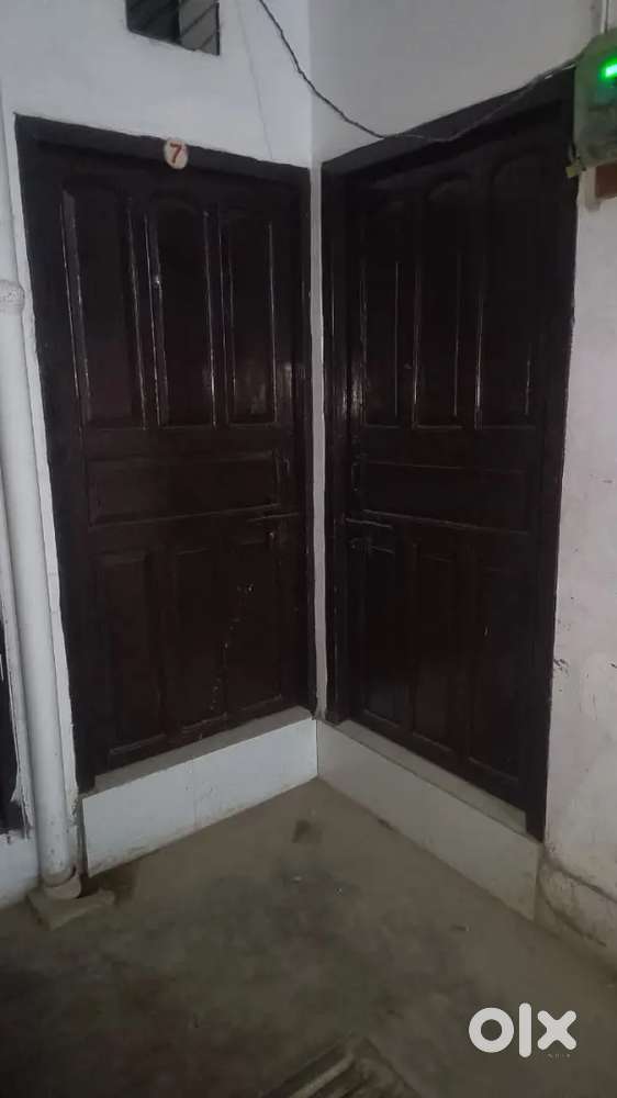 Selling my flat in aminabad near tunday kababi