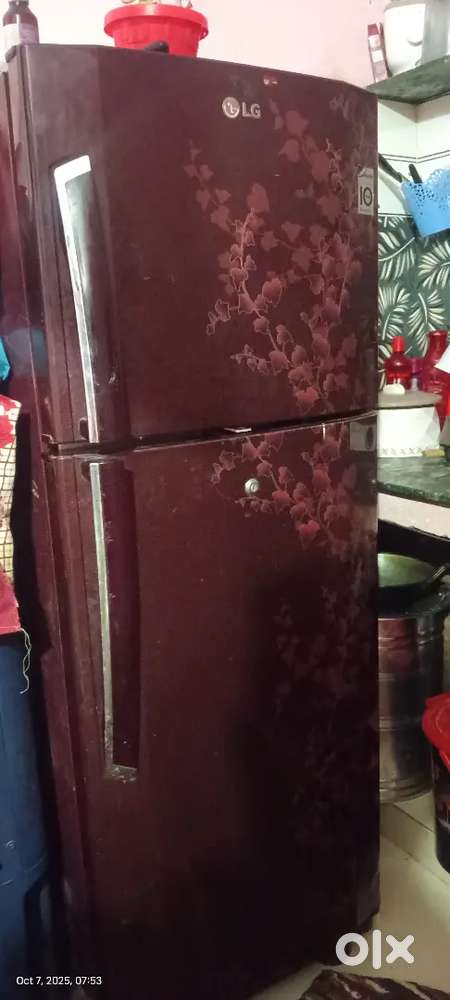 It's a double door frige it's is in mharum colour