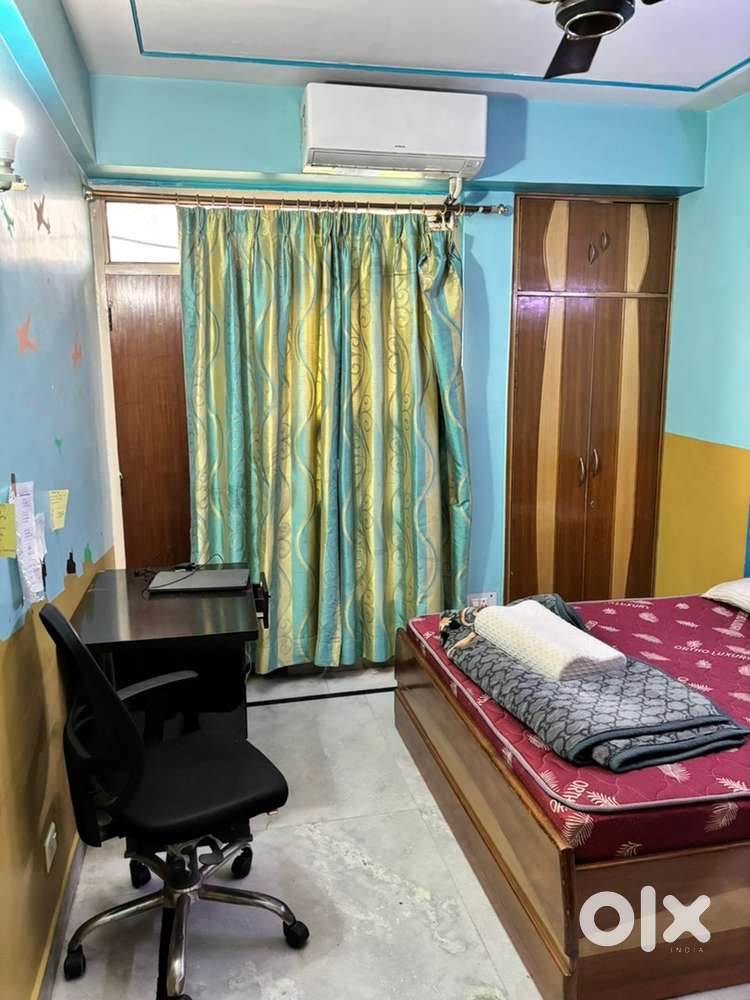 FLATMATE REQUIRED