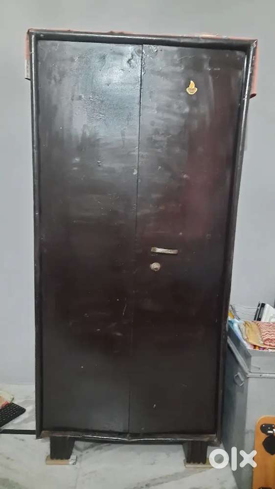 Steel Almirah for Sale – Good Condition