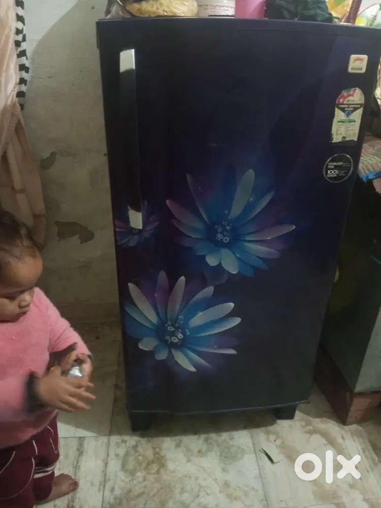 Singal dor fridge w years old hai bahut achchi condition me hai