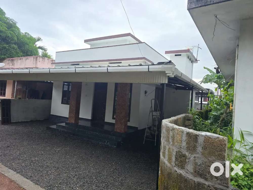 3BED ROOMS INDEPENDENT HOUSE IN ALUVA UC COLLEGE NEAR MILLUPADY