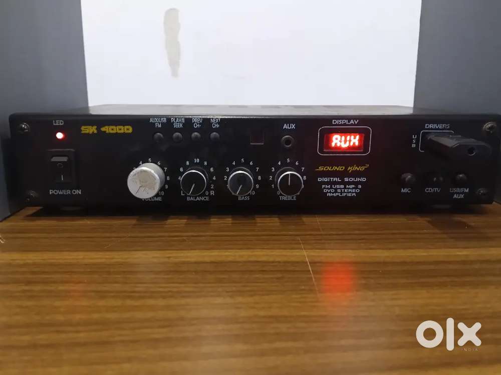 Amplifier with speakers