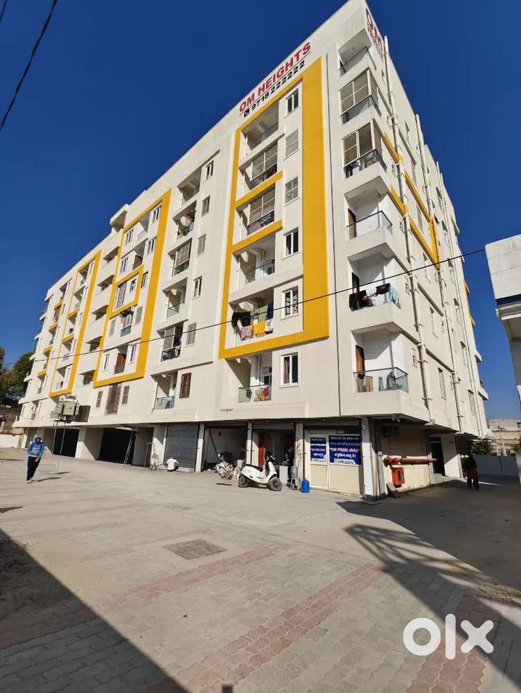 रेलवे स्टेशन के पास ओम हाइट्स दुकानें उपलब्ध