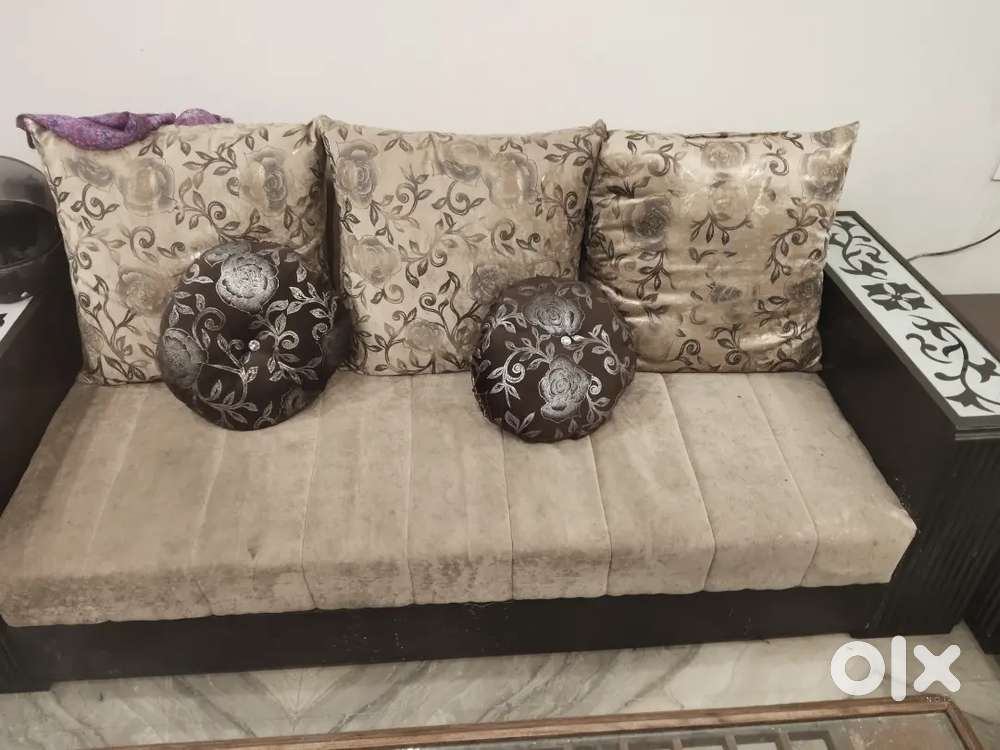 5 seater sofa set with cushions