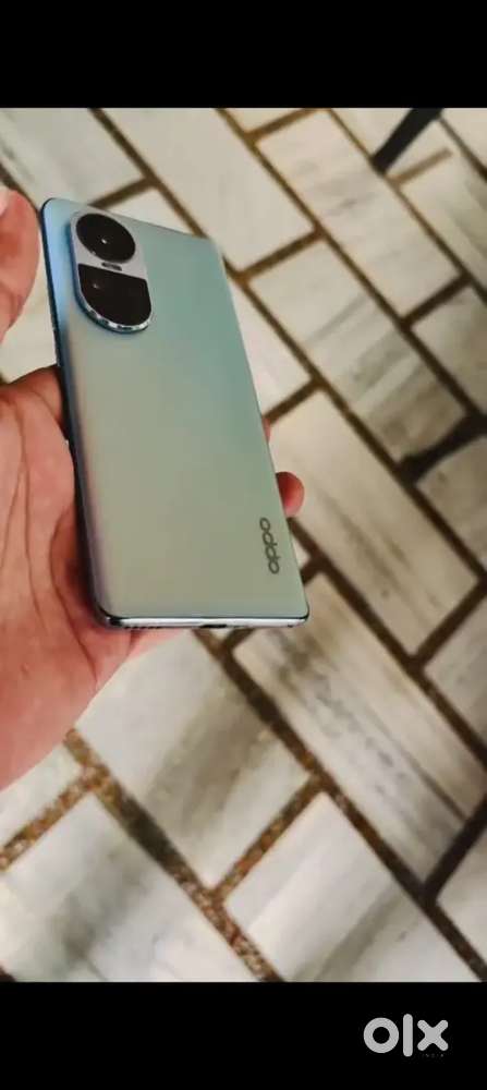 Good condition bss halki si touch crack h or kuch kami ni h