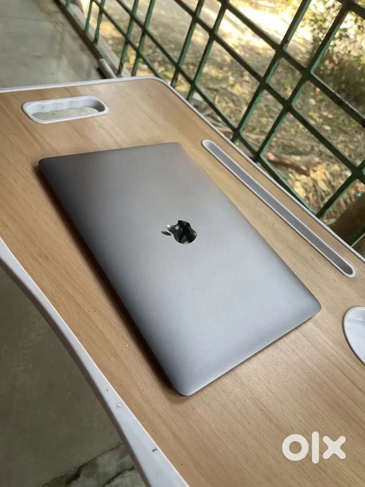 MacBook pro Ratina i5 processor 8/256gb
