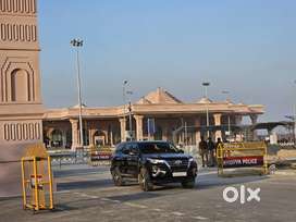 Taxi chalana hai