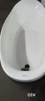Acrylic oval bathtub