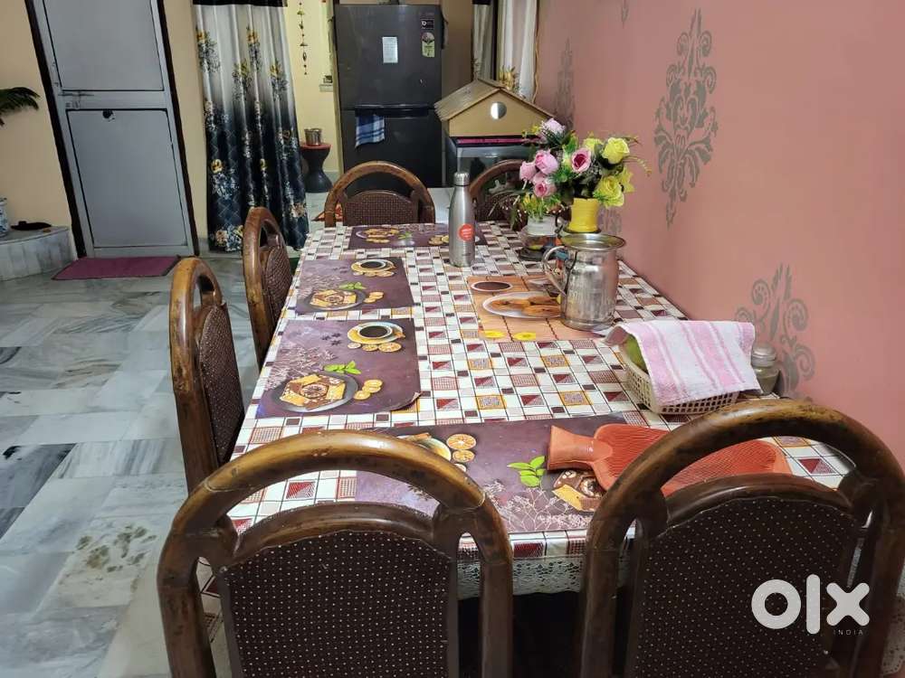 It is 2020 model and with wooden texture with 5 chairs