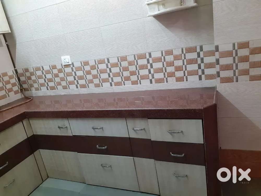 1 BHK PRIME LOCETION WITH LIFT OPEN PARKING BACHELOR'S ALLOWED