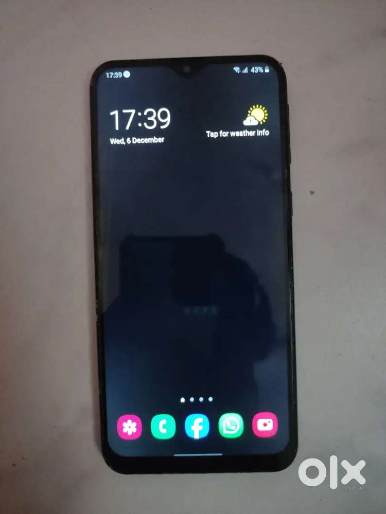 Samsung m20 urgent sell (4years old) along with charger