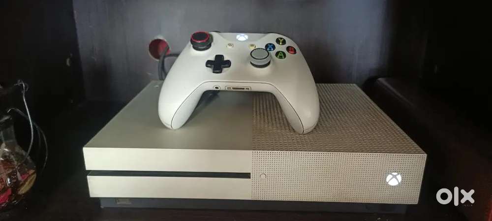 Xbox One S white with 2 controller and 1 Game
