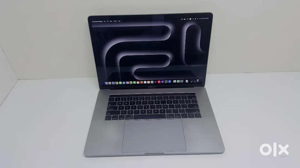 Apple MacBook 2018 model I7-16GB 256gb ssd with touchbar &fingerprint