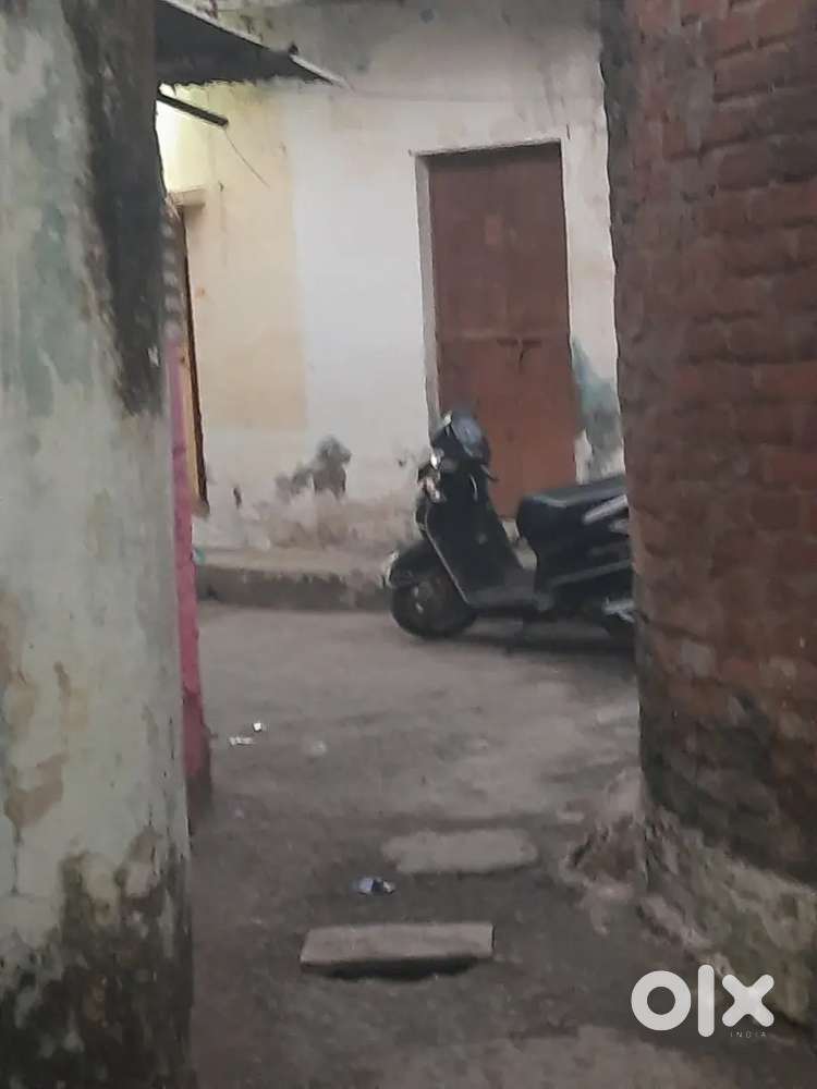 2 कमरों का स्वतंत्र कॉर्नर का मकान बेचना है