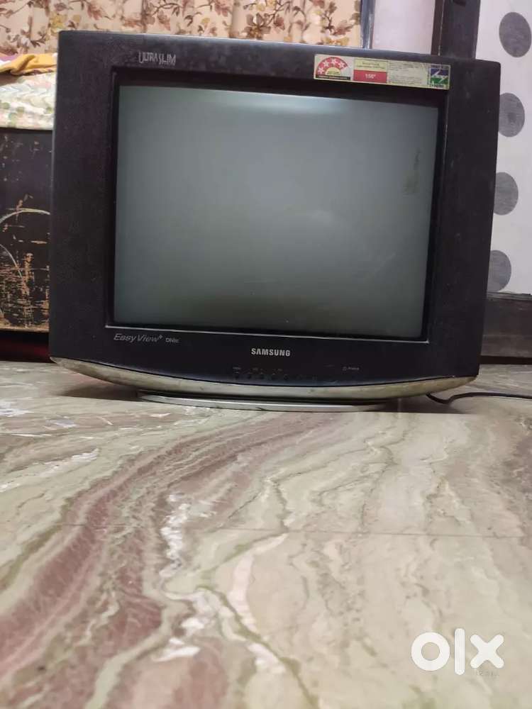 SAMSUNG TV & SOFA CHAIR