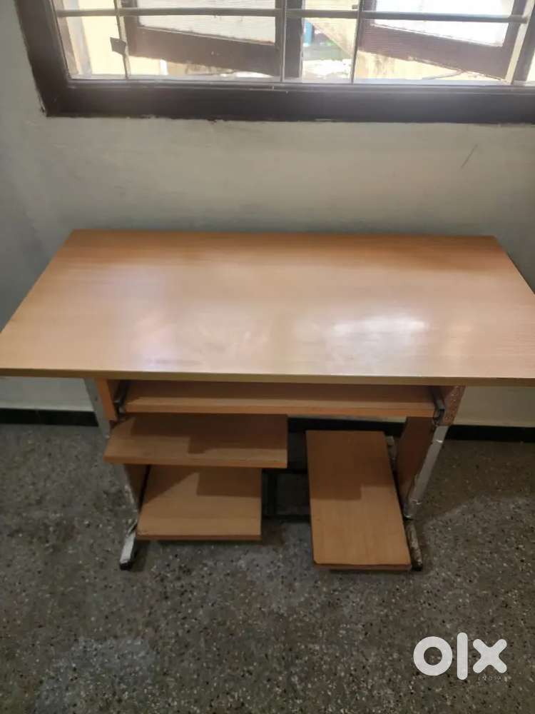 Computer table