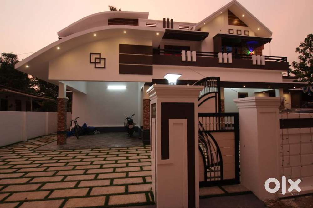 10 Cent/2690 SQFT / 4 bed room bath attached  villa near kodinatumkunn