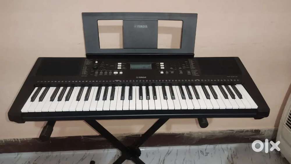Yamaha PSR-E373  keyboard/piano with free stand worth 2k