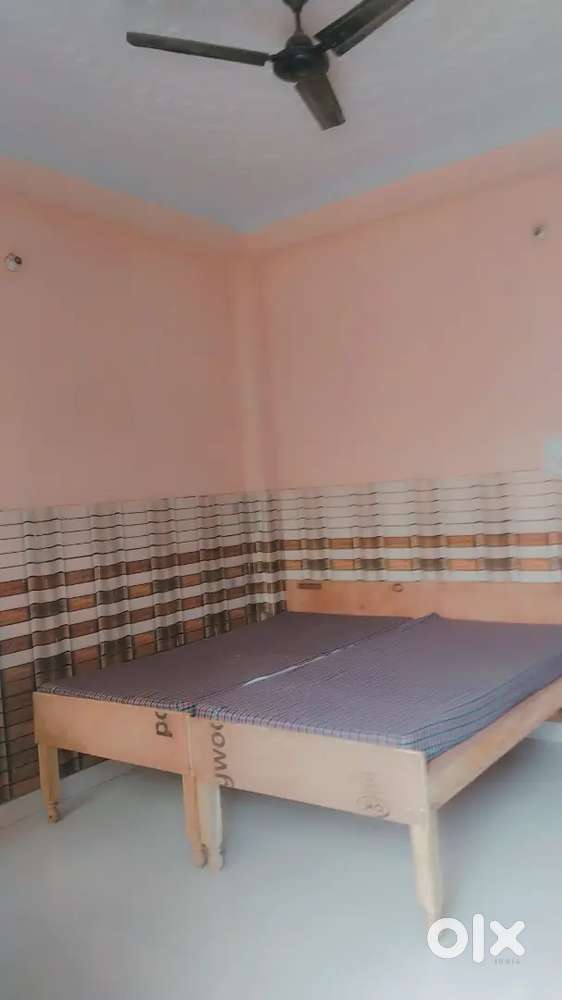 Sector 36 independent floor girls boys couples allowed near by market