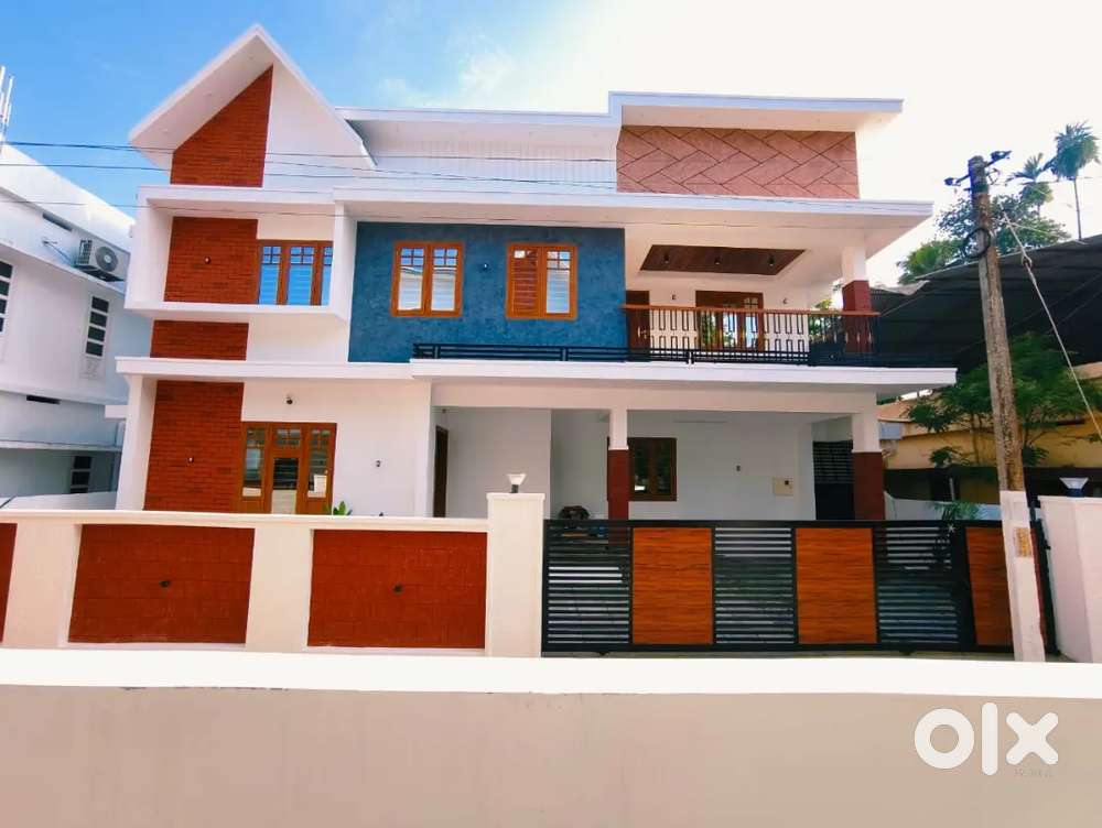 3 car parking East Kakkanad Thevakkal kuzhivelippady East facing vila