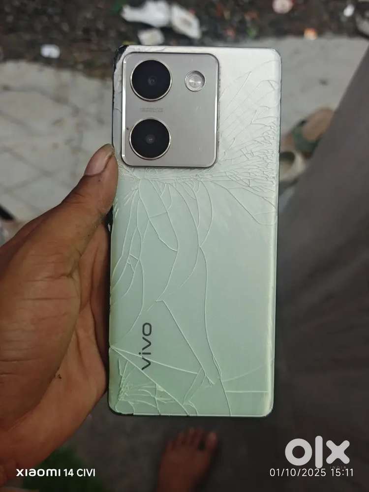 Vivo y300+..8gb 128gbDisplay and back creck..box available