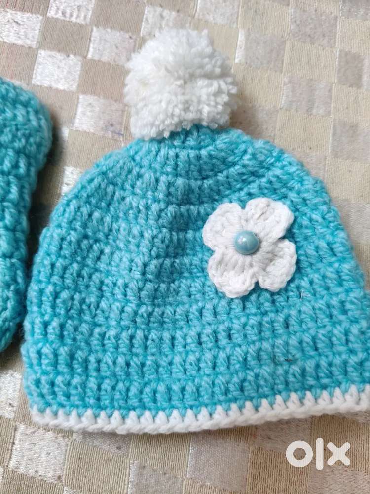 Woollen handmade baby caps and socks