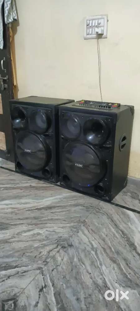 Alpine 2big speakers with bluetooth connectivity
