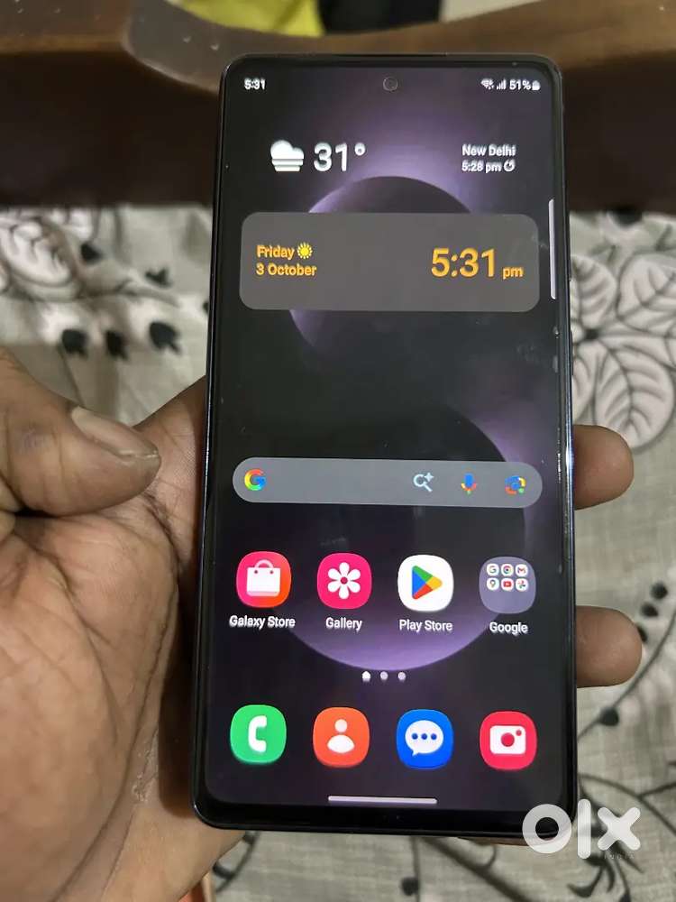 It's excellent condition samsung s20 fe 5g 8gb 128gb with original box
