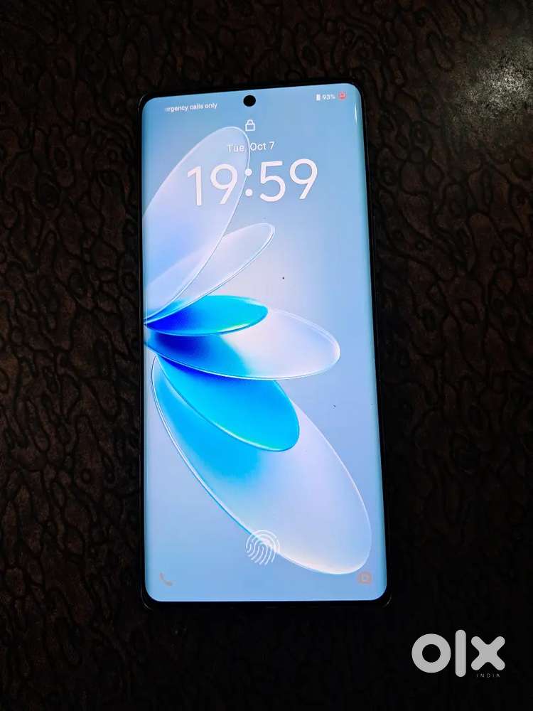 v 27 storage128 gb, ram 8 + 8 gb, curved screen, glass and back cover