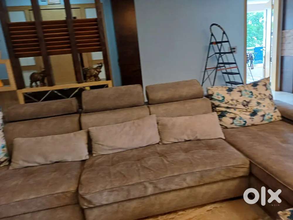Well Maintained Sofa Set