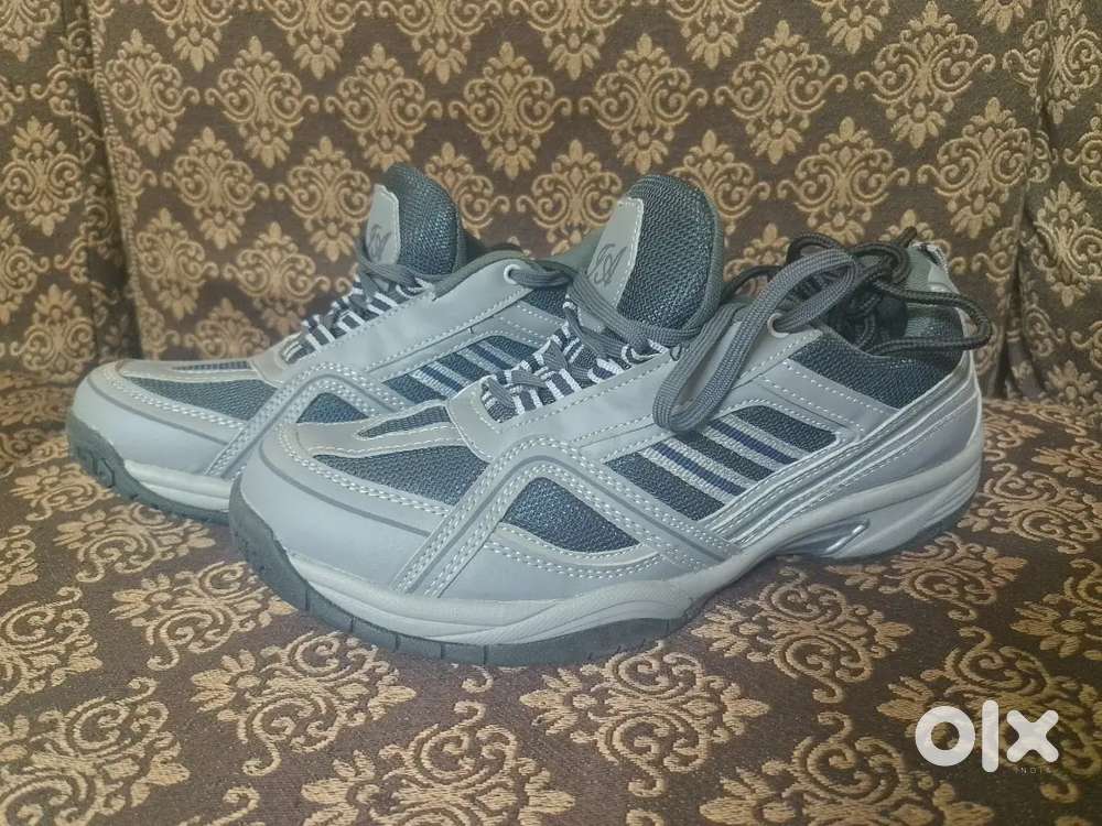 Sports shoes