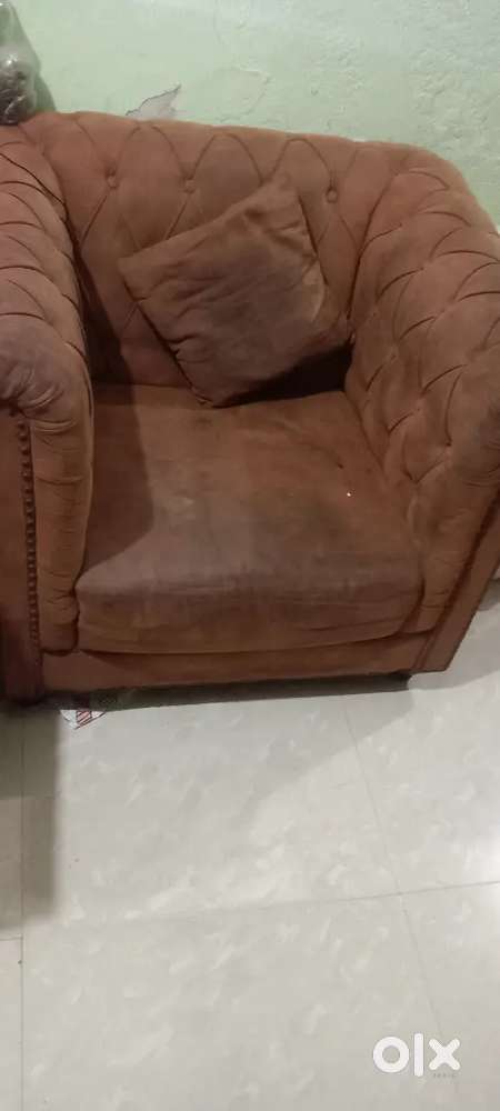 Four seater sofa hai do chair ke sath