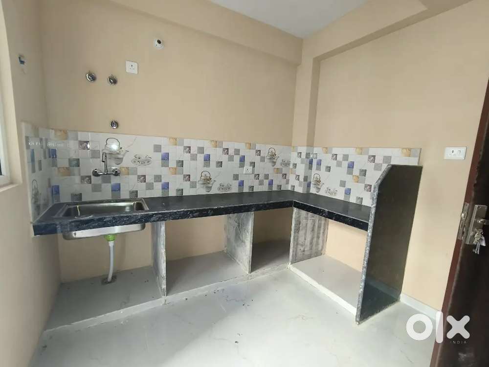 मैन 120Ft. रोड़ पर गेटेड टाउनशिप में फ्लैट