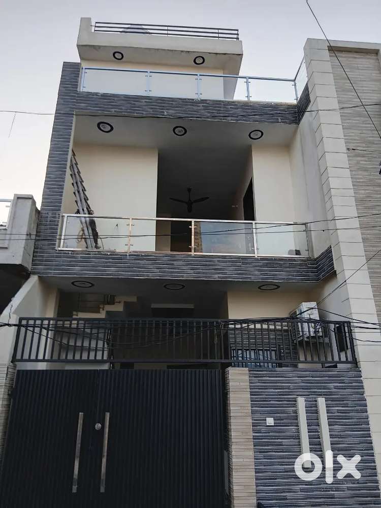 KOTHI WITH 04 ROOMS, DRAWING. DINNING,  3 KITCHENS AND 04 BATHROOMS