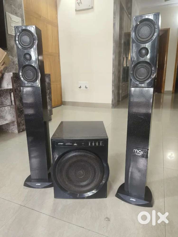 Good condition music system 1woofer 2 tower sub woofer