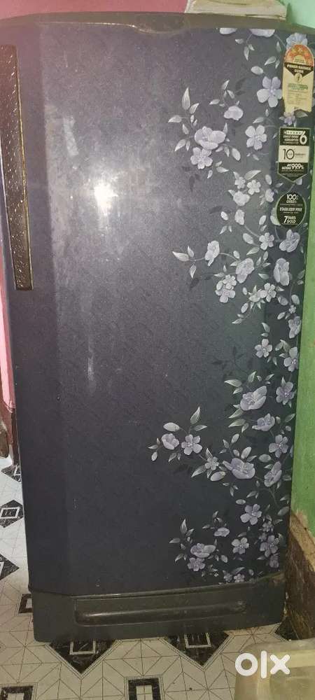 Single door fridge 4 year old some parts broken but exilent conduction