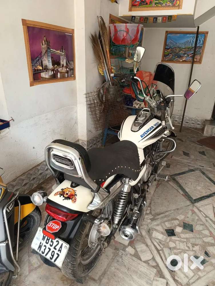 Bajaj Avenger cruise 220cc white colour new condition new battery