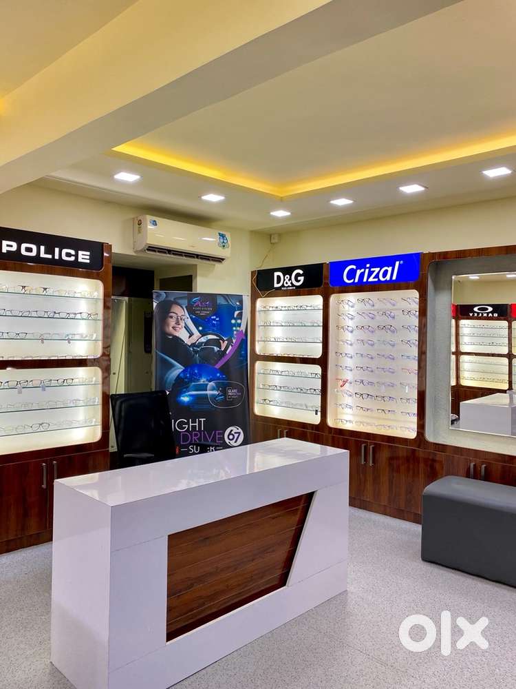Optical technician