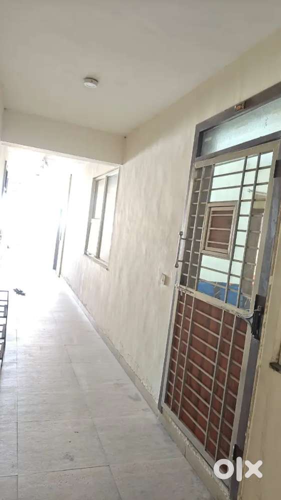 2 Bhk flat kiraye par dena hai