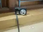 Camara with charger 100 hr charging capacity. Photo clayer