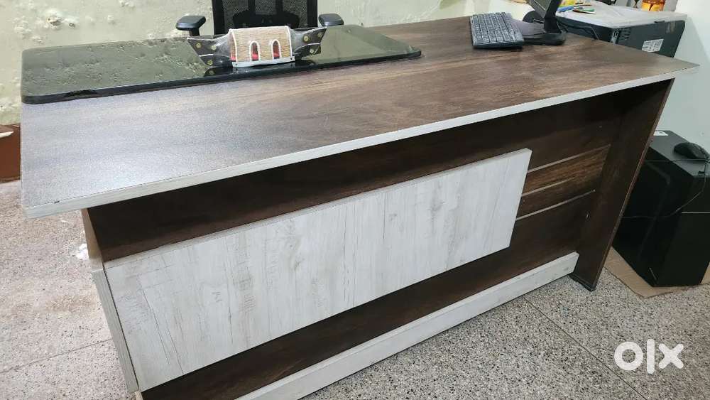 Office Computer Desk–Solid&SpaciousGreatConditionWithDrawers&GlassTop